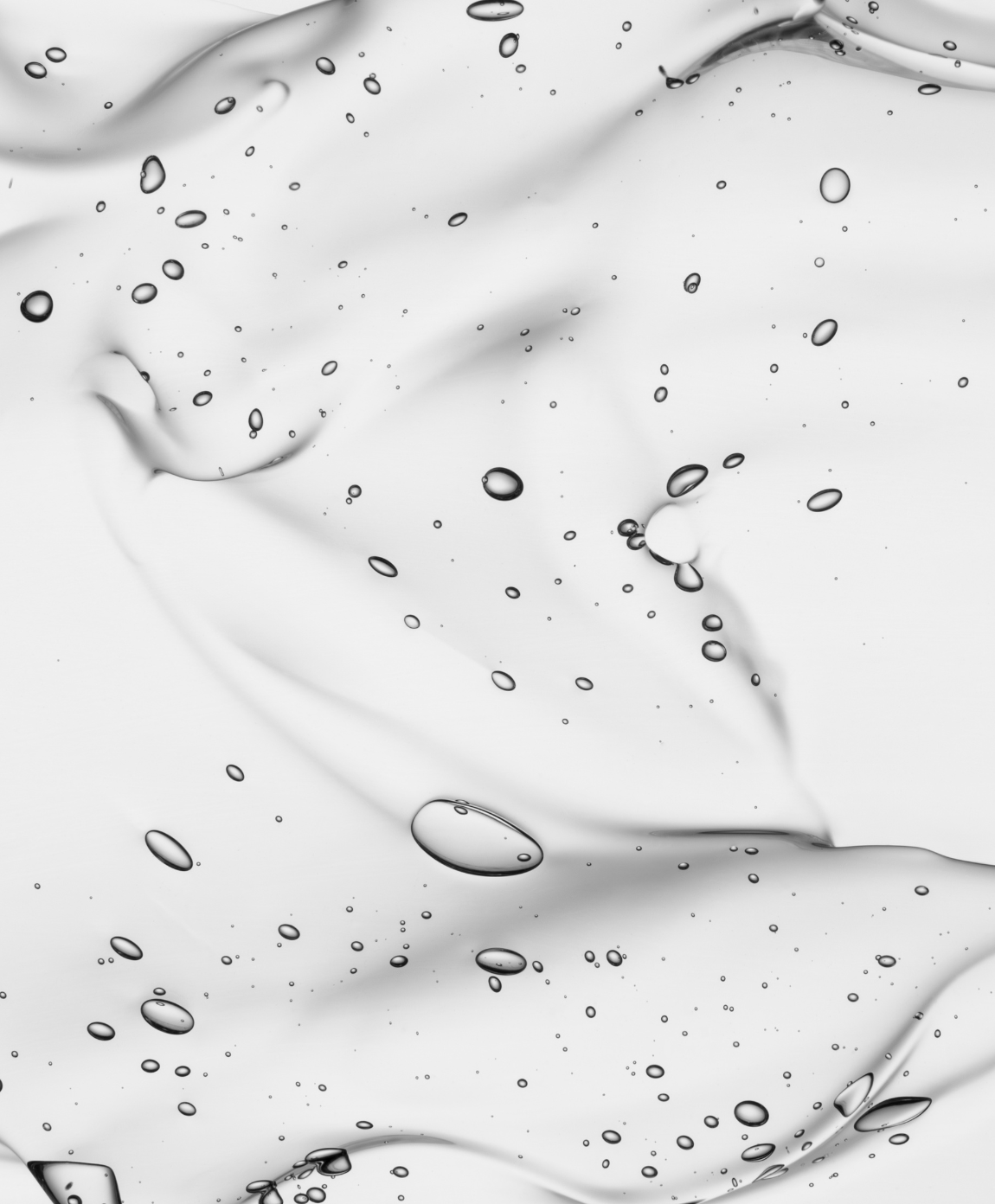 Nahaufnahme einer transparenten Geltextur mit zahlreichen eingeschlossenen Luftblasen.